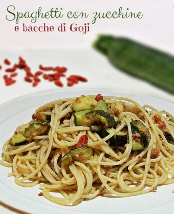 Spaghetti con zucchine e bacche di goji